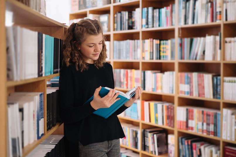 dziewczynka, nastolatka, uczennica, czyta książkę, biblioteka, lektury szkolne