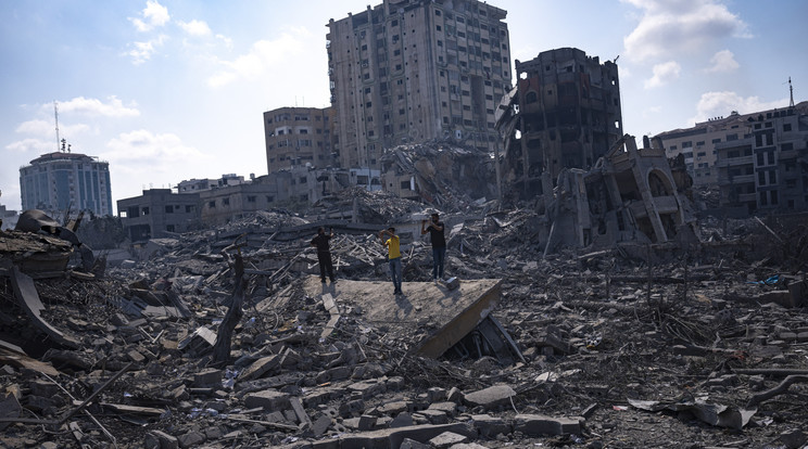 Lerombolt házak Gázában, az Izraelt ért támadást követő negyedik napon, október 10-én/Fotó: MTI/AP/Fatima Shbair