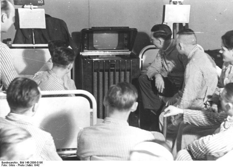 Ranni niemieccy żołnierze oglądają telewizję w szpitalu, 1942 r.