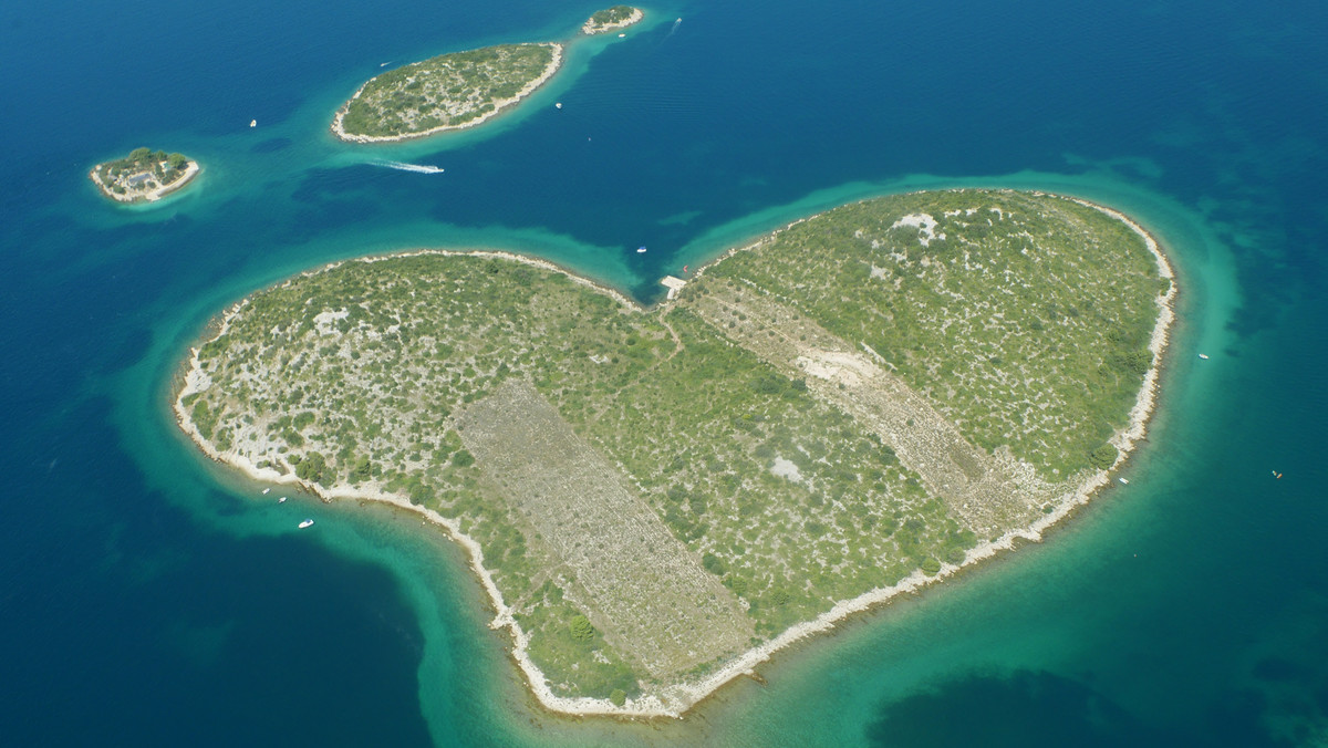 Część znanej z turystycznych folderów reklamowych chorwackiej wyspy Galešnjak w kształcie serca została wystawiona na sprzedaż. Nazywana Wyspą Zakochanych, leży między wyspą Pašman i miastem Turanj na lądzie.