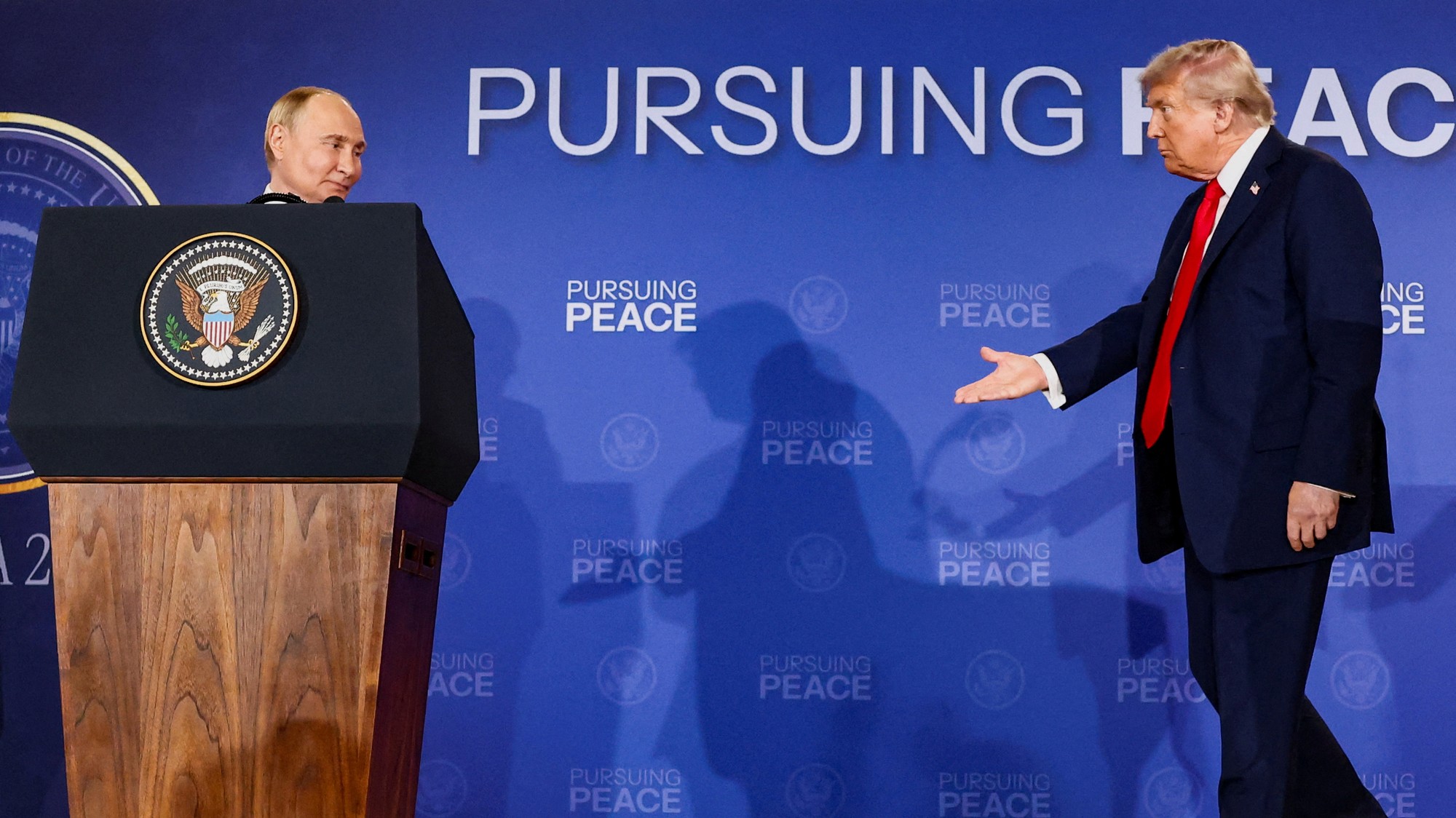 Vladimir Putin a Donald Trump na tlačovej konferencii v Anchorage