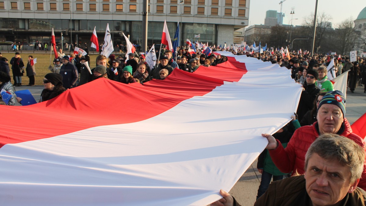 - Komitet Obrony Demokracji demonstruje brak demokracji w Polsce, a przed laty sami tę demokrację gwałcili - skomentował ostatnie marsze wiceprzewodniczący klubu PiS, Jacek Żalek. - Pan obraził właśnie 200 tys. ludzi. Oczekuję przeprosin - odpowiedział mu szef KOD, Mateusz Kijowski.