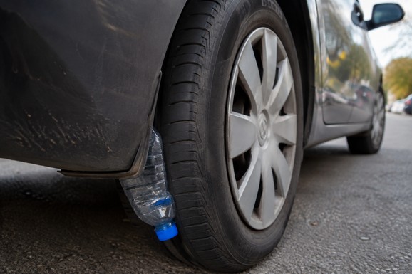 Evo šta znači ako pronađete plastičnu flašu zaglavljenu uz točak automobila i zašto je važno da znate kako da reagujete
