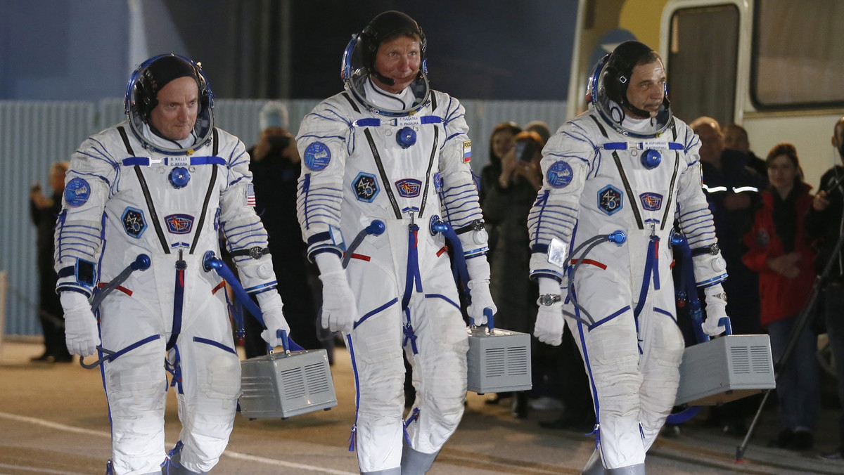 Statek Sojuz TMA-16M z trzyosobową załogą złożoną z Amerykanina i dwóch Rosjan przycumował dzisiaj, po 6 godzinach od startu z kosmodromu Bajkonur, do krążącej wokół Ziemi Międzynarodowej Stacji Kosmiczną (ISS). Dla dwóch jej członków będzie to rekordowo długa, prawie roczna misja.