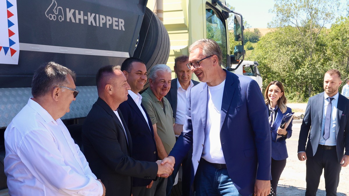 Aleksandar Vučić, u okviru posete jugozapadu Srbije, obilazi radove na putu Ivanjica-Sjenica, u ivanjičkoj opštini