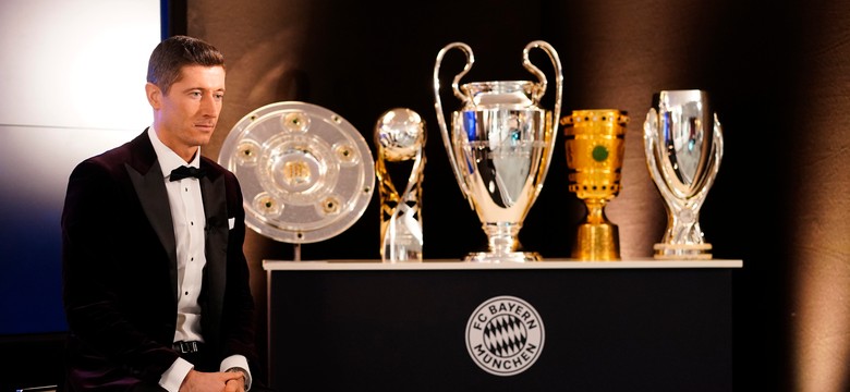Lewandowski zaprezentował w łóżku wszystkie swoje tegoroczne trofea