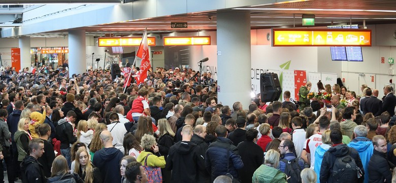 Tłumy na lotnisku. Polscy kibice gorąco przywitali siatkarskich mistrzów świata