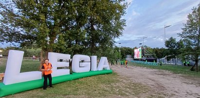 Legia znalazła sposób na zakaz od UEFA. Kibice oglądają mecz pod stadionem