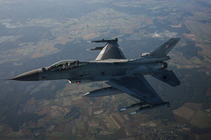 Samoloty F16, które Zachód może dostarczyć Ukrainie, podczas ćwiczeń osłony powietrznej NATO w bazie lotniczej w Łasku, 12 października 2022 r. 