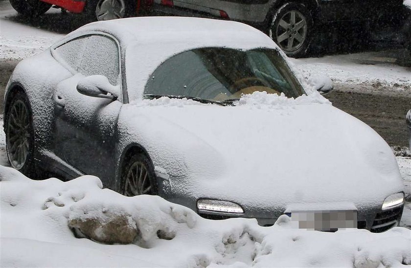 Porsche Tomasza Kammela w ziemie stwarza problemy. Tomasz Kammel usuwał śnieg rękawem od kurtki