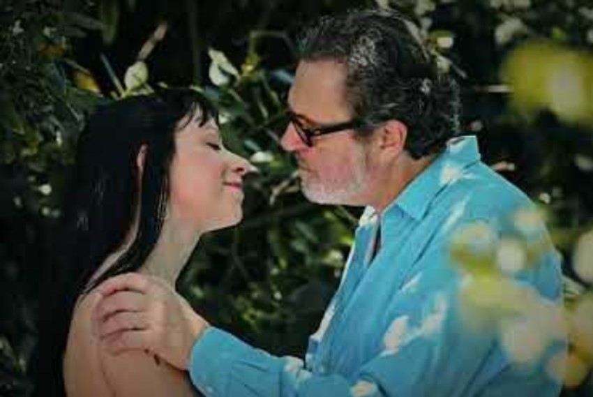 Pevač a 25 godina mlađom suprugom