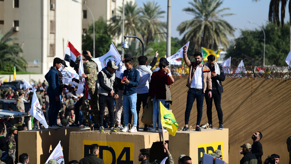 Kilkaset osób zebrało się we wtorek przed budynkiem ambasady w Bagdadzie w proteście przeciw amerykańskim nalotom na cele związane z szyicką milicją Kataib Hezbollah. Demonstranci wyłamali jedną z bram placówki i wtargnęli na jej teren - informuje AP.