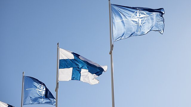 Flaga Finlandii w otoczeniu flag NATO przed kwaterą główną Sojuszu w Brukseli