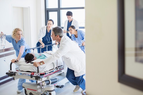 RASTE BROJ OBOLELIH U BRITANIJI Šokantna ISPOVEST LEDI KRV: "Imala sam samo glavobolju, rekli su da je MIGRENA, a onda mi se smrklo pred očima i UMALO SAM UMRLA" (FOTO)