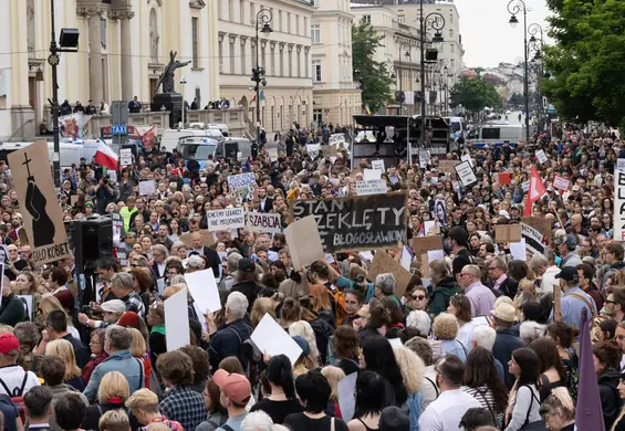 Protest kobiet w Warszawie. "Przyszłam, bo to może spotkać każdą z nas"