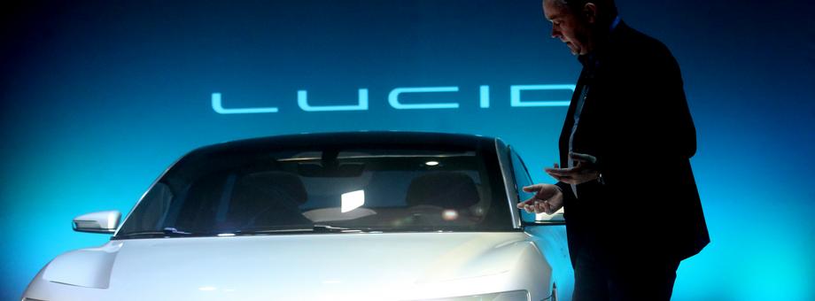 Smukłe aluminiowe nadwozie i charakterystyczne, wąskie światła LED to symbol nowej epoki samochodów elektrycznych, jaka nastała za sprawą rewolucji wywołanej kilka lat temu przez Teslę Model S. Rewolucji, która przyniosła o wiele tańsze baterie litowo-jonowe i sprawiła, że auta elektryczne zaczęły cieszyć się coraz większą popularnością konsumentów. Teraz o klientów powalczą twórcy Lucid Air.