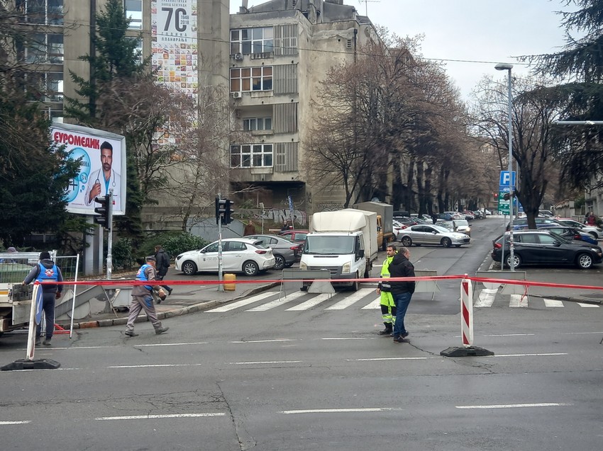 Za saobraćaj je zatvorena Palmotićeva ulica, odnosno Milana Kašanina kako joj je novo ime 
