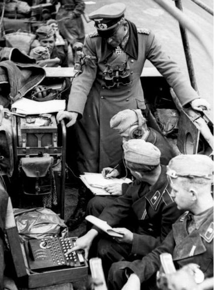 Generał Heinz Guderian i szyfranci pracujący na Enigmie podczas kampanii we Francji w 1940 r.