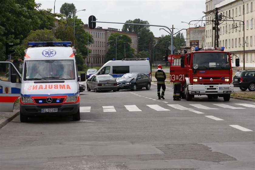 Wbił się w renault i uciekł