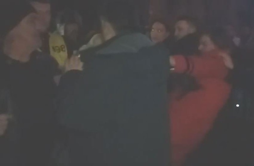 Tifa i Alen se tuku nakon silaska sa bine