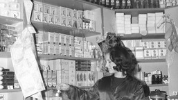 QUIZ: Kultowe kosmetyki z PRL, które znał każdy. Sprawdź, ile pamiętasz!