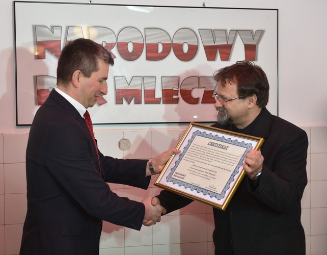 Minister finansów Mateusz Szczurek odbiera certyfikat ambasadora barów mlecznych z rąk szefa Narodowego Baru Mlecznego Waldemara Domańskiego