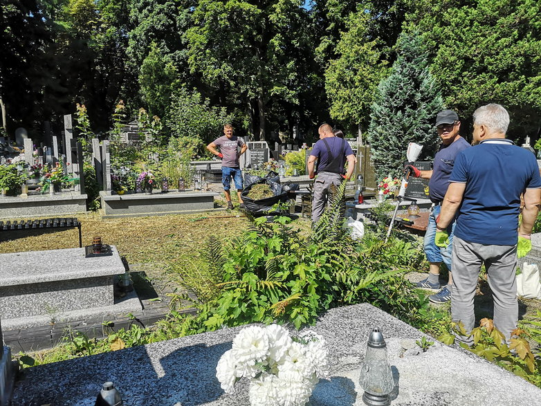 Wielkie sprzątanie na Starym Cmentarzu w Łodzi