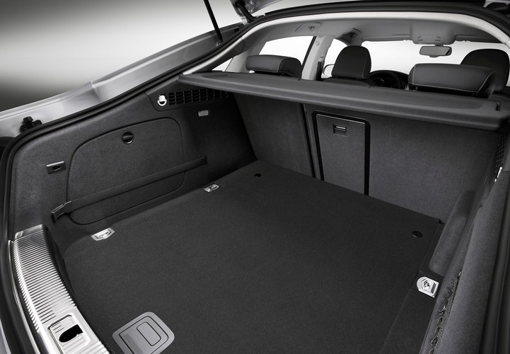 Pojemność bagażnika - 480 litrów - zbliżona jest do możliwości A4 Avant. Przy złożonej tylnej kanapie jest to aż 980 litrów