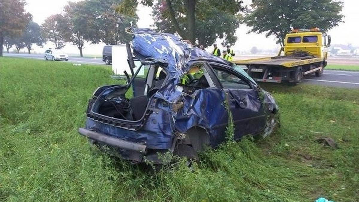 Dwie osoby zginęły i dwie zostały ranne w wypadku na trasie między miejscowościami Izbicko i Sucha (pow. strzelecki).