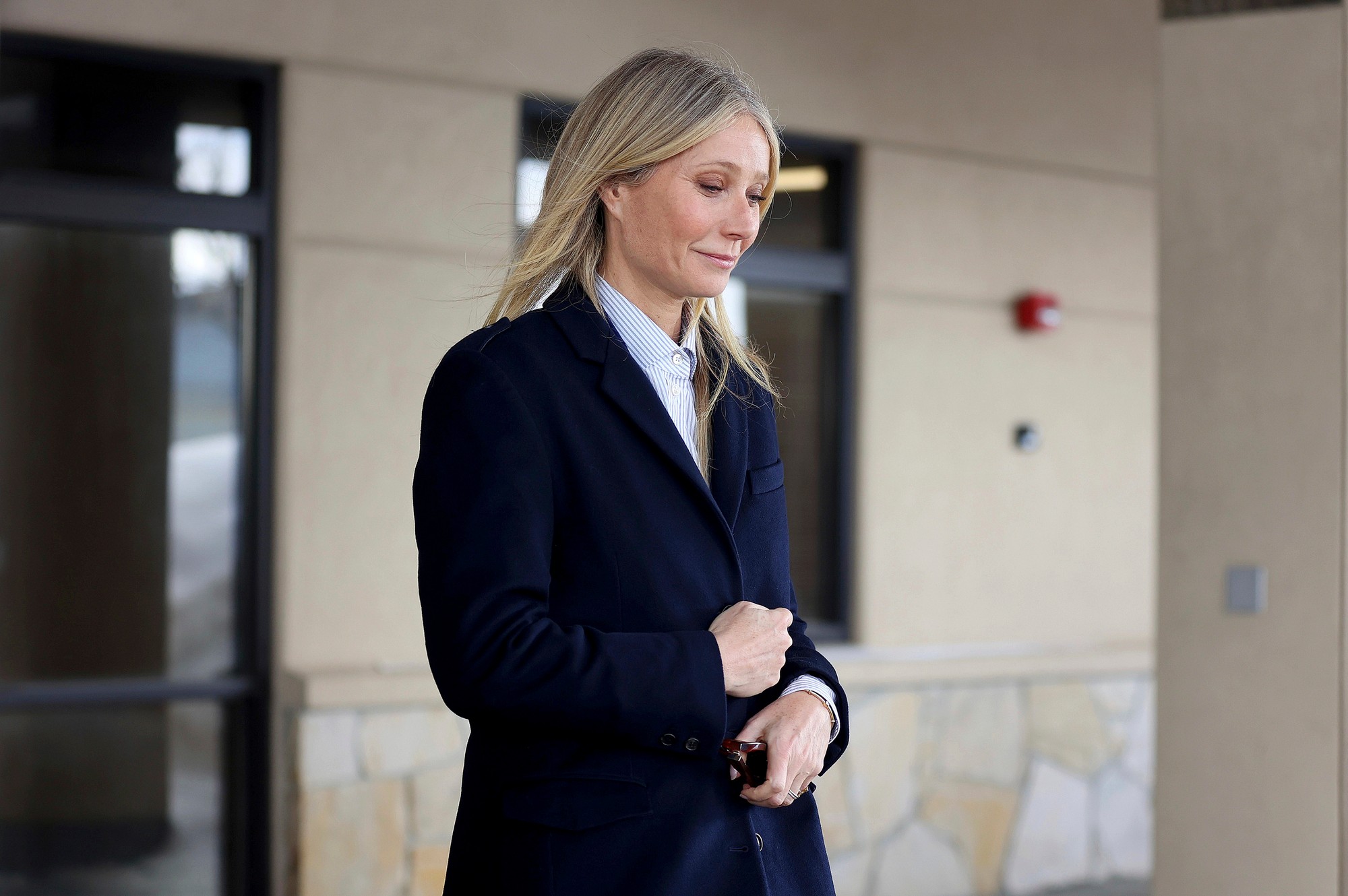 Herečka Gwyneth Paltrow odchádza zo súdu 30. marca 2023 v Park City.