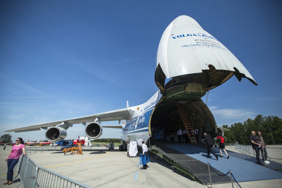 Jedną z zalet An-124 "Rusłan" jest konstrukcja umożliwiająca pochylenie kadłuba, co pozwala na wjazd pojazdów wprost z płyty lotniska