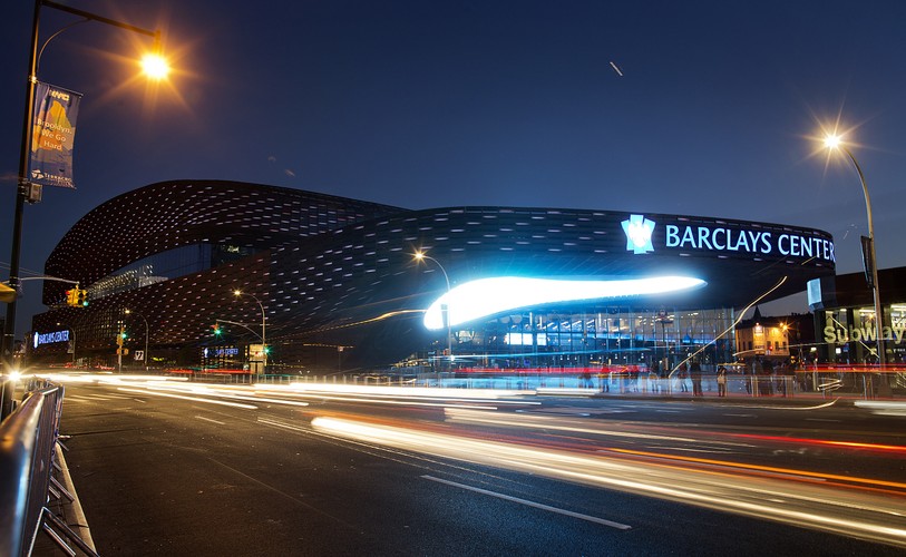 Pod stadionem znajduje się nowo wybudowana stacja metra, z której korzysta dziewięć linii.