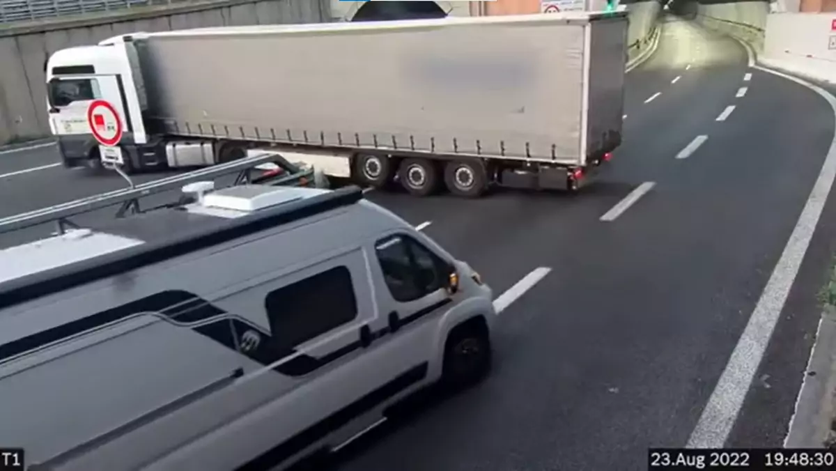 Kierowca ciężarówki zawracał na autostradzie