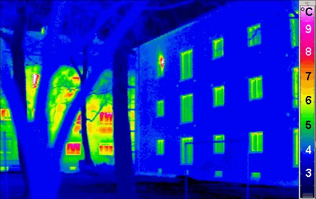 Termogram domu pasywnego na tle klasycznej konstrukcji