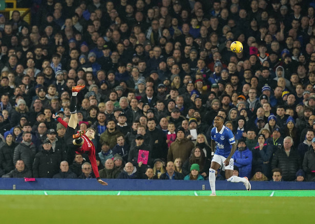 Alejandro Garnacho strzela gola dla Manchesteru United w meczu z Evertonem