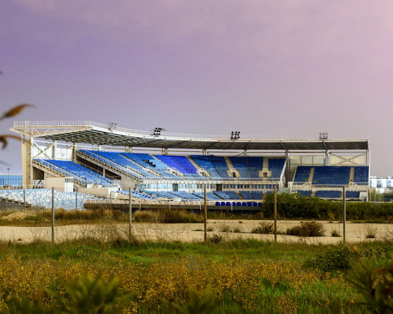 Ateny, w których zorganizowano igrzyska olimpijskie w 2004 roku. Zniszczone obiekty - trybuny, stadion do baseballa