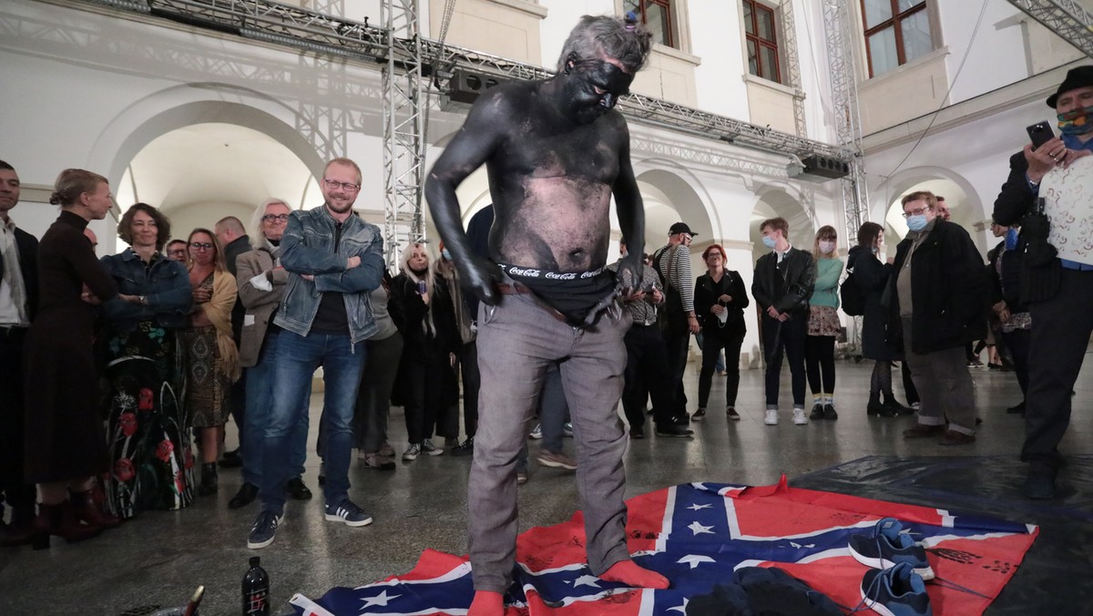 Centrum Sztuki Współczesnej. Performance Uwe Maxa Jensena w czasie wernisażu wystawy „Sztuka Polityczna