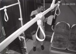 Zaatakował przypadkową osobę i uciekł. Policja szuka mężczyzny ze zdjęcia