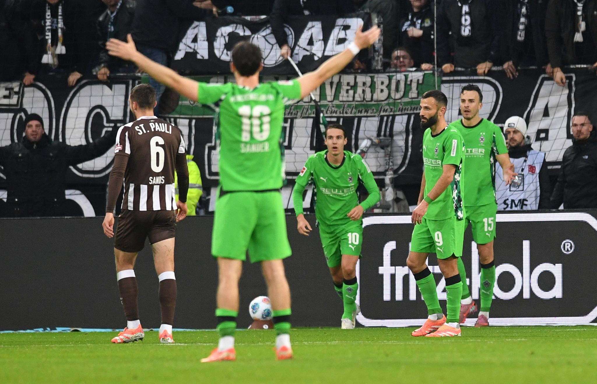 4:0 bei St. Pauli - Gladbach feiert ersten Bundesligasieg der Saison