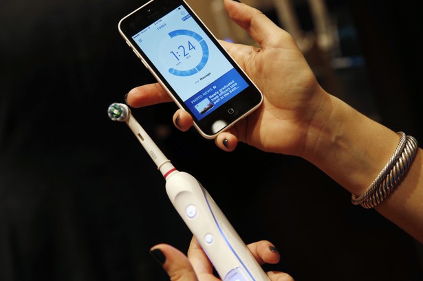 Inteligentna szczoteczka do zębów? Dlaczego by nie. Urządzenie łączy się za pośrednictwem Bluetootha ze specjalną aplikacją w naszym smartfonie. Obowiązkowa pozycja dla osób, którym zdarza się zaniedbać swój uśmiech.