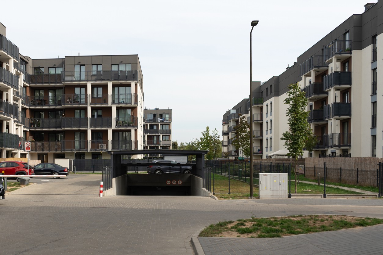 Pri každom vjazde do križovatky ciest z vedľajšej cesty, ale aj pri vjazde na cestu z parkoviska, sa vždy rozhliadnite na oba smery jazdy. Dávať prednosť musíte dať všetkým.