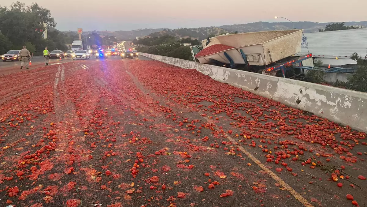 W Kalifornii na autostradę wysypało się 150 tys. pomidorów, co doprowadziło do ogromnego chaosu