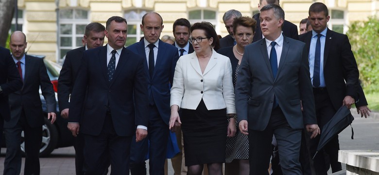 Podwyżki pensji, niższy VAT... Rząd rozda prezenty przed wyborami