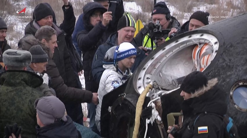 Sergej Rižikov ispisuje datum sletanja na kapsulu Sojuz u Kazahstanu 9. decembra