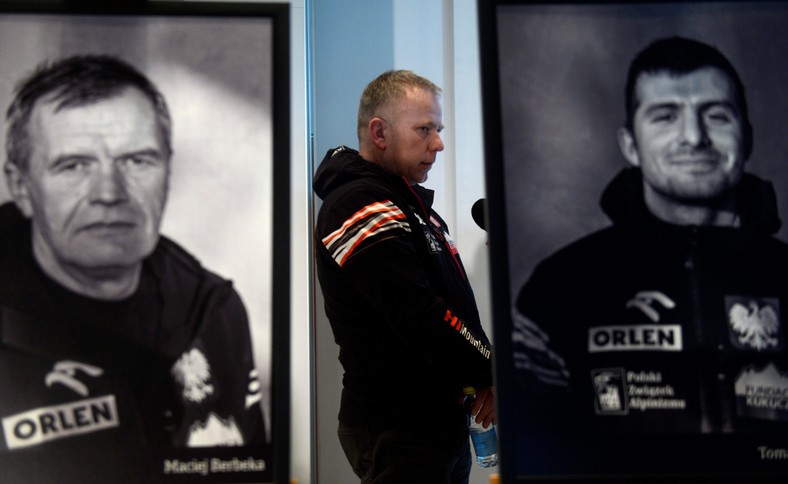 Artur Hajzer podczas konferencji prasowej. Dwaj alpiniści Maciej Berbeka i Tomasz Kowalski (portrety) zginęli podczas zejścia ze szczytu Broad Peak (19.03.2013)