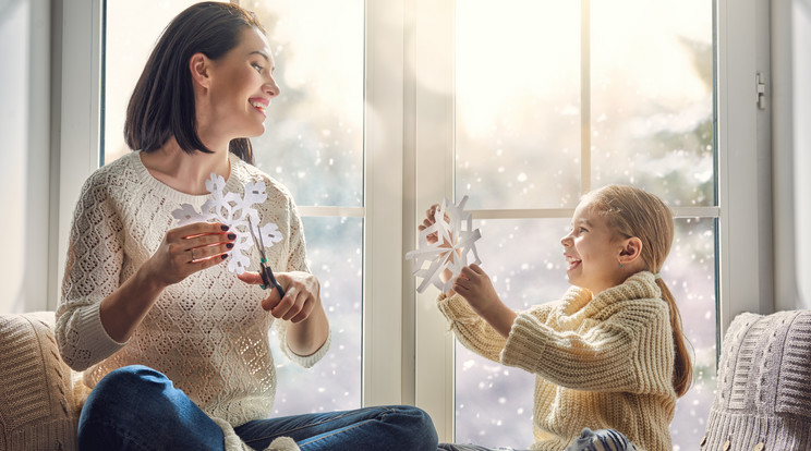 Hosszú, téli estéken kellemes elfoglaltság lehet a közös alkotómunka. /Fotó: Shutterstock