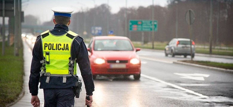 Mandat i 12 punktów karnych za telefon. Dziś dron zajrzy ci do samochodu