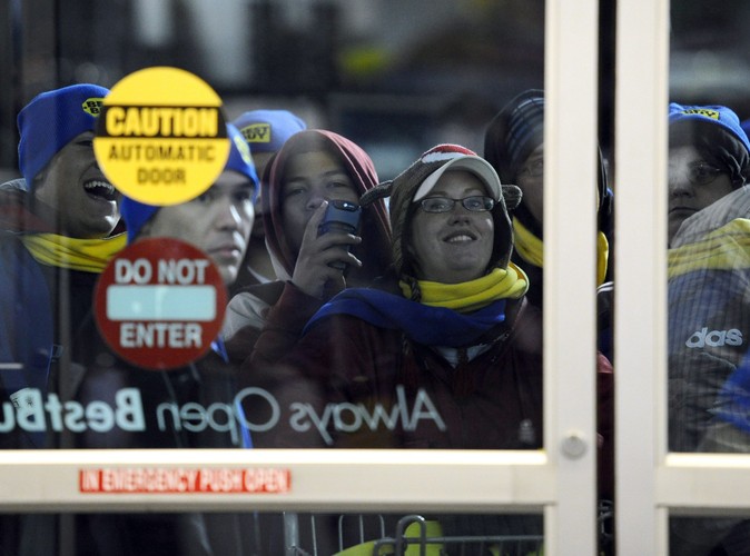 Pierwisi  klienci sklepu Best Buy w Mesquite, w Teksasie