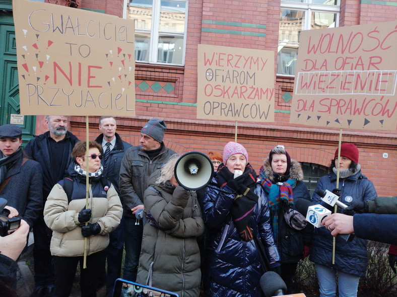 – Polska to raj dla gwałcicieli – twierdzi Piotrowska. – I wygląda na to, że sądy ich lubią