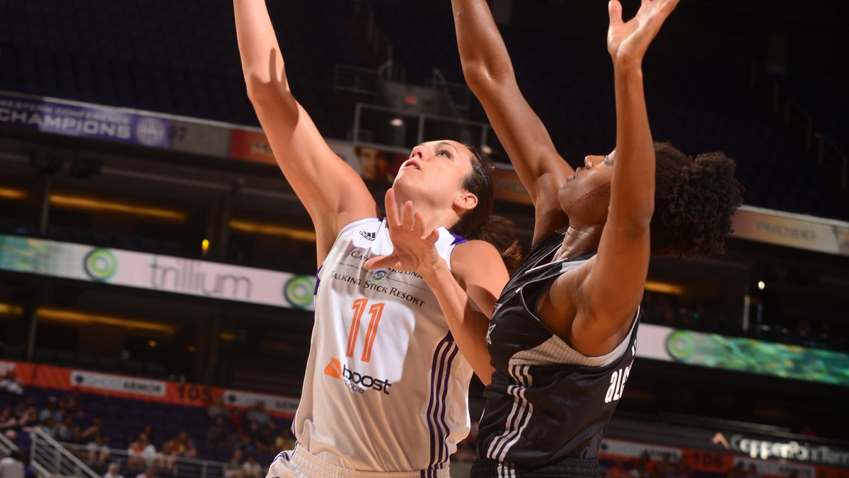 Phoenix Mercury wygrały kolejny mecz w zdecydowany sposób, pokonując San Antonio Stars 90:61. Jeden z lepszych meczów w ostatnim czasie zagrała Ewelina Kobryn, jedyna polska koszykarka w WNBA zdobyła trzy punkty.